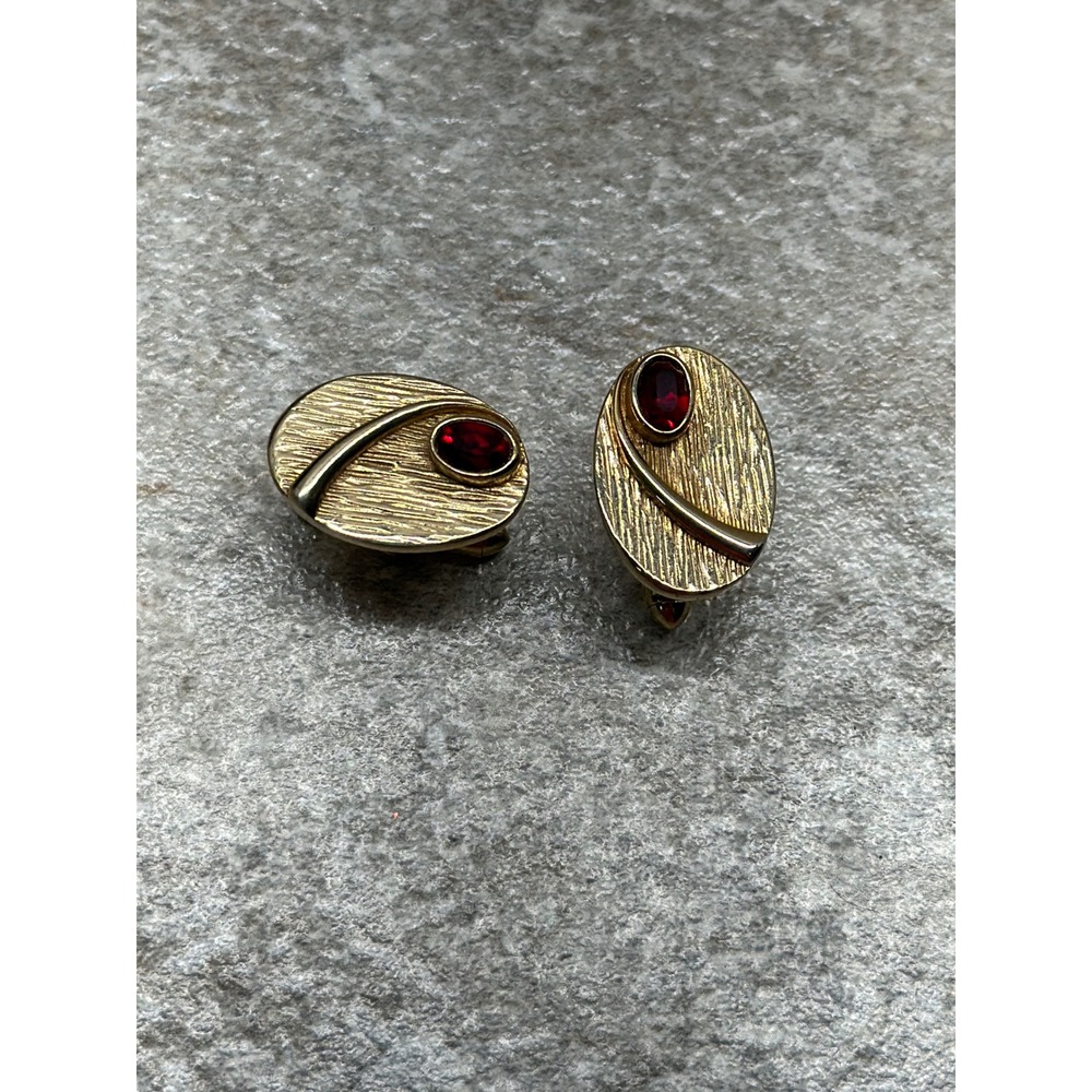 Vintage‎ Swank Gold Tone Red Faux Ruby Textured Oval Toggle Back Cufflinks